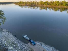 Starten ein Angeln Boot beim ein Rampe - - Sonnenaufgang Antenne Aussicht von Missouri Fluss beim Dalton Unterseite foto