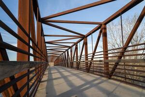 Fußgängerbrücke und Radweg über einen Fluss foto