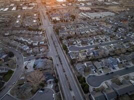 Winter Sonnenaufgang Über ein Straße mit Morgen der Verkehr und Wohn Bereich von Fort collins im Nord Colorado, Antenne Aussicht foto