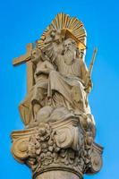 Spalte mit Statue von Abraham und Isaac vor der römisch-katholischen Kirche Saint Charles Borromeo in Pancevo, Serbien?
