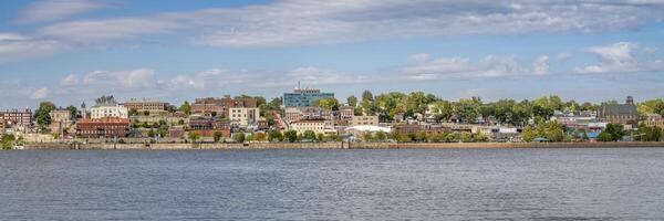 Stadtbild Panorama von alton im Illinois auf ein Ufer von das Mississippi Fluss, ein Aussicht von das Missouri Ufer foto