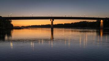 Brücke Über Missouri Fluss beim Hermann, Mo, nach Sonnenuntergang foto