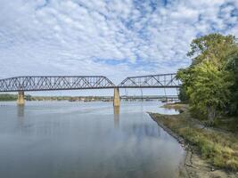Kette von Felsen auf das Mississippi Fluss über st Louis das alt historisch Brücke und das Neu Brücke mit Konstruktion Arbeit foto