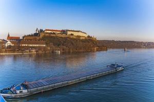 Blick auf Frachtschiff vorbei an der Festung Petrovaradin über die Donau in Novi Sad, Serbien?