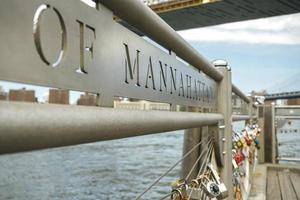 Liebesschlösser im Zaun mit East River im Hintergrund foto