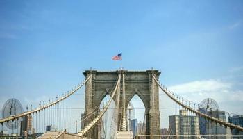Brooklyn Bridge Towers mit Manhattan Skyline im Hintergrund foto