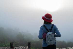 Reisender, der ein Nebelmeer sucht foto
