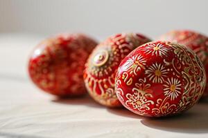 rot Ostern Eier mit ein gemalt Muster auf ein Weiß Hintergrund Nahansicht. foto