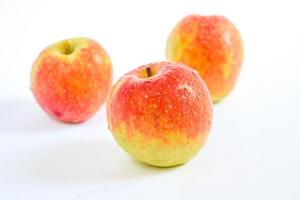 Nahaufnahme von frischen Äpfeln auf weißem Hintergrund foto