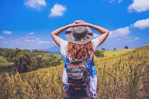 asiatische frauen reisen im urlaub entspannen. stehen natürliche Touch-Gebirgsfeld. Thailand foto