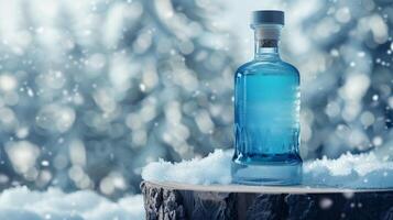ein Blau Gin Flasche auf einen hölzern Oberfläche im ein schneebedeckt Hintergrund. generiert durch künstlich Intelligenz. foto