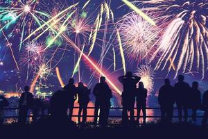 Hintergrund festliches neues Jahr mit Feuerwerk. Silvester Feuerwerk. Leute feiern Neujahrstag foto