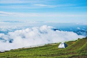 Landschaft auf dem Berg erfrischend in der Regenzeit. schöne Wolken und Campingzelt foto