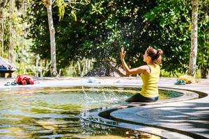 Mädchen in einer heißen Quelle des Pools in Thailand, natürliches Mineralwasser, heiße Quellen im Nationalpark, Naturreisen der heißen Quelle?