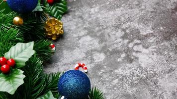 Weihnachten-Kiefer-Blätter und Weihnachtsschmuck auf Grunge-Hintergrund. kreatives Weihnachtskonzept. foto