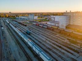 fast leerer bahnhof in der dämmerung mit einsamen blauen wagen foto