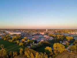 Luftaufnahme des Stadtgebiets im Herbst mit strahlend blauem Himmel foto