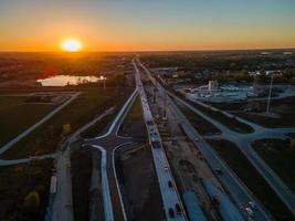 Autobahnbau bei Sonnenuntergang im Stadtgebiet in Kenosha foto