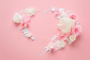 weiße und rosa Papierblumen auf rosa Hintergrund foto