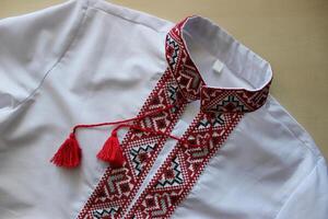 National Kleidung von Ukraine. traditionell ethnisch Kleid Weiß vyshyvanka mit Stickerei Muster rot und schwarz Fäden foto