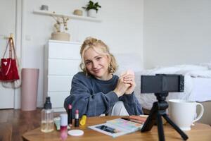 Porträt von schön blond Frau, Mädchen zeigt an errötet, Schönheit Produkte, Aufzeichnung auf Digital Kamera, Erstellen Inhalt zum Sozial Medien Konto, vlogger empfehlen Artikel im vlog foto