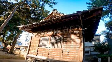 hölzern Gebäude innerhalb das Schrein Gründe Shibamata hachiman Schrein, in Shibamata, Katsushika Station, Tokio, Japan unser Schrein Gebäude ist gebaut auf oben von ein uralt Grab foto