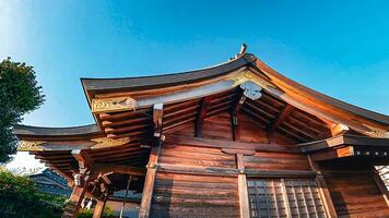 das hölzern Schrein Gebäude und Blau Himmel, Abonnieren Schrein, ein Schrein gelegen beim 2-2 Shibamata, Katsushika-ku, Tokio, Japan Gegründet wie daikutensha, nach das Meiji Wiederherstellung, foto