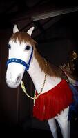 ein Weiß Pferd Ornament gewidmet zu ein Schrein. ein Pferd berücksichtigt heilig wie ein Pferd geritten durch Götter. ein Pferd Das ist gewidmet zu ein japanisch Schrein oder erscheint während Feste. foto