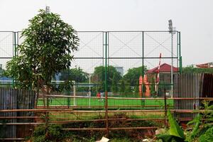 bekasi, Indonesien, 2023 - - etwas Jugendliche sind spielen Spaß Fußball im das Morgen. foto