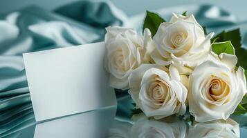 ai generiert ein Strauß von groß und schön Weiß Rosen mit ein leeren Weiß Karte zum Schreiben platziert im Vorderseite von das Blumen auf leuchtenden hellblau Seide Stoff. generiert durch künstlich Intelligenz. foto