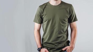 ai generiert ein Attrappe, Lehrmodell, Simulation von das Vorderseite Aussicht T-Shirt, tragen durch ein sportlich Mann im Militär- Grün Farbe. Mann Stehen gegen Weiß leer Hintergrund. generiert durch künstlich Intelligenz. foto