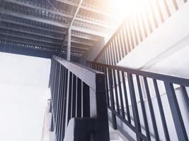 Innere von das Treppe führen zu das oben Fußboden im ein industriell Büro Gebäude. foto