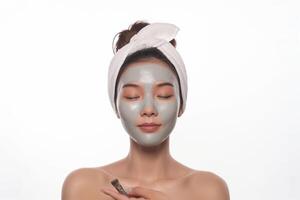 Schönheit Mädchen bewirbt sich feuchtigkeitsspendend Hautpflege Creme, Lotion oder Maske zum Haut Heben foto