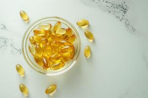 Fisch Öl Tabletten oder Omega 3 Kapsel Sanft Gel im ein Schüssel auf ein Weiß Tabelle foto
