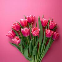 schön Rosa Tulpen Blumen auf Pastell- Rosa Hintergrund. Valentinstag Tag, Ostern, glücklich Damen Tag, Mutter Tag foto