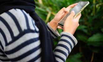 ein Frau halten ein Clever Telefon foto