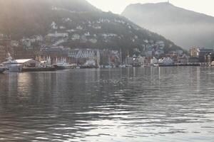 bergen Hafen historisch bryggen Bereich im ein Morgen Nebel, Norwegen foto