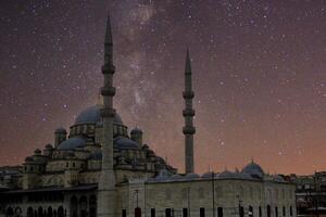 ein Stadt beim Nacht mit das Beleuchtung auf das Eminonu Moschee .Glücklich das 27 .. Tag von Ramadan oder lag al-qadr. Istanbul, Truthahn foto