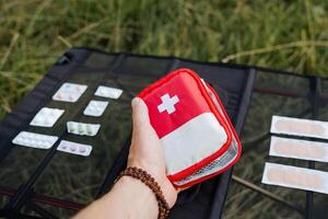 persönlich Besitz auf das Straße zuerst Hilfe Bausatz, ein einstellen von Medikamente, ein Handy, Mobiltelefon Tasche mit Medikamente, ein Erste Hilfe Kit zum reisen, Tourist Ausrüstung foto