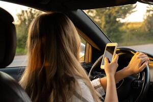 Fahrerin mit Handy, Mobiltelefon Telefon bezahlen zum Parkplatz und navigieren im das Stadt während gestoppt auf das Seite von das Straße. selbst Straße Reise, Technologie, Reise und Menschen Konzept foto