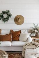 modern Boho Stil Innere präsentieren erdig Materialien und minimalistisch Dekor foto