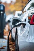 elektrisch Fahrzeug Laden beim ev Ladegerät Bahnhof im städtisch Rahmen foto