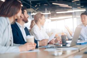 Gruppe von Führungskräfte, Anwälte, und Investoren versammeln beim das Tabelle im korporativ Treffen Zimmer foto