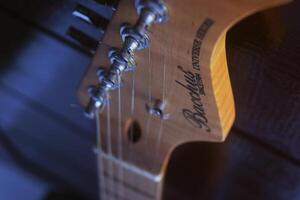 Brebes, bb, 2023 - - Gitarre Spindelstöcke mit gut Holz sind im Besitz durch mehrere Gitarristen im das Stadt von brebes foto