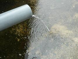 Foto von Regenwasser von Rohre und Böden auf das oben Fußboden von ein städtisch Gebäude