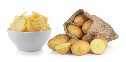 Kartoffelchips und Kartoffel im Sack auf weißem Hintergrund foto
