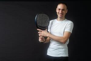 einer kaukasisch reifen Mann Paddel Padel Tennis Spieler Schatten Silhouette im Studio isoliert auf schwarz Hintergrund foto