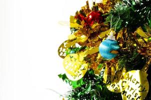 Nahaufnahme von Bule Ball Christbaumschmuck auf weißem Hintergrund foto