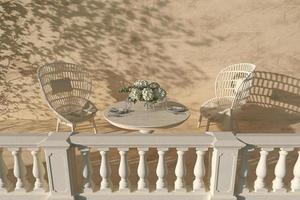 moderne Innenarchitektur Außenterrasse auf klassischem Balkon. Holzsessel und Tisch im skandinavischen Stil. 3D-Rendering-Abbildung. foto