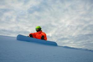 Snowboarder im Hintergrund des Sonnenuntergangs foto